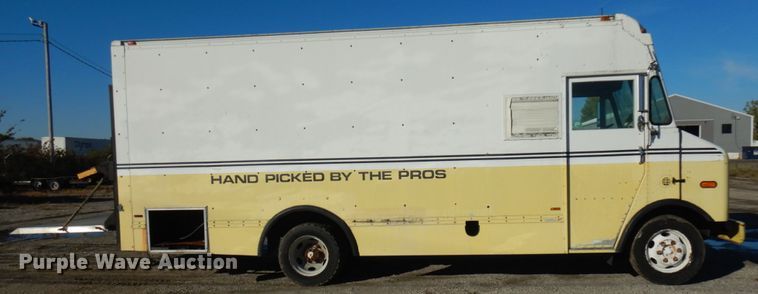 image for item JS9460 1987 International 1652  delivery truck