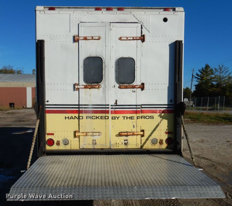 image for item JS9460 1987 International 1652  delivery truck