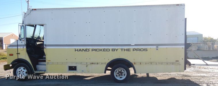image for item JS9460 1987 International 1652  delivery truck