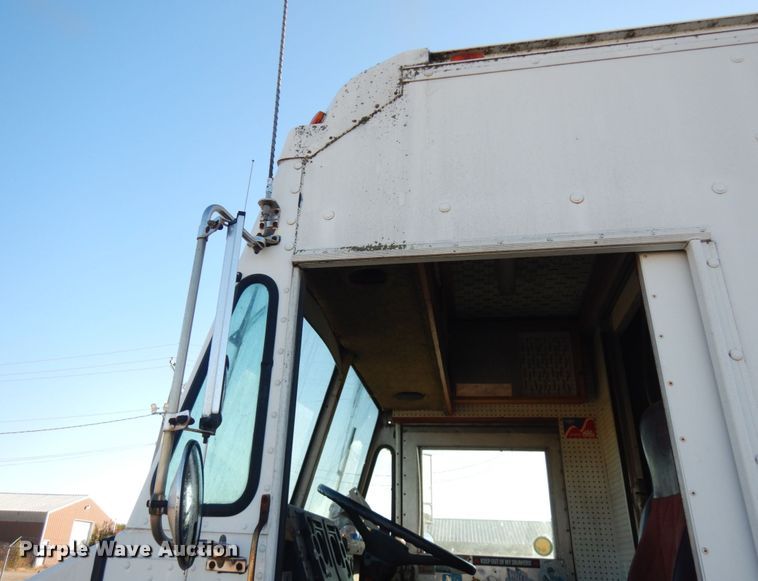 image for item JS9460 1987 International 1652  delivery truck