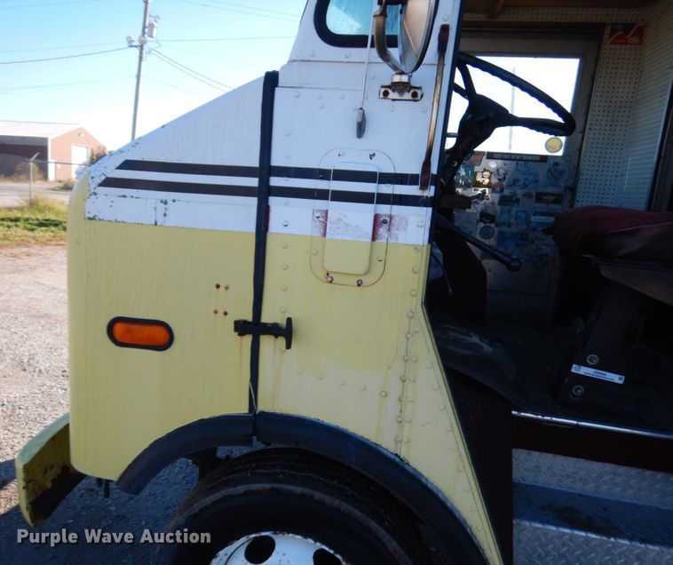 image for item JS9460 1987 International 1652  delivery truck