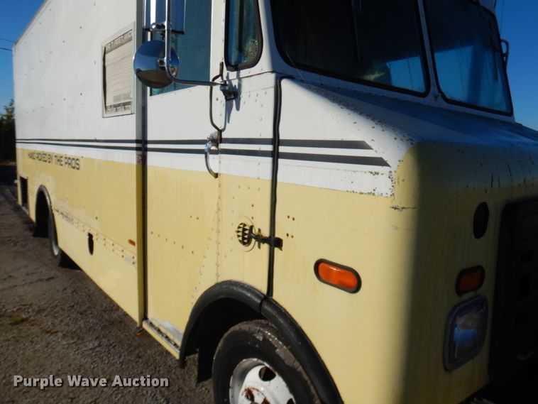 image for item JS9460 1987 International 1652  delivery truck