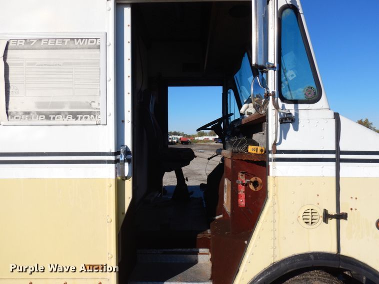 image for item JS9460 1987 International 1652  delivery truck