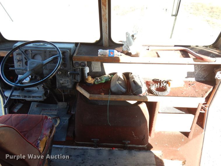 image for item JS9460 1987 International 1652  delivery truck