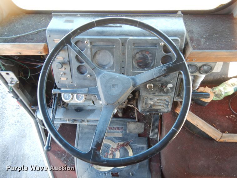 image for item JS9460 1987 International 1652  delivery truck