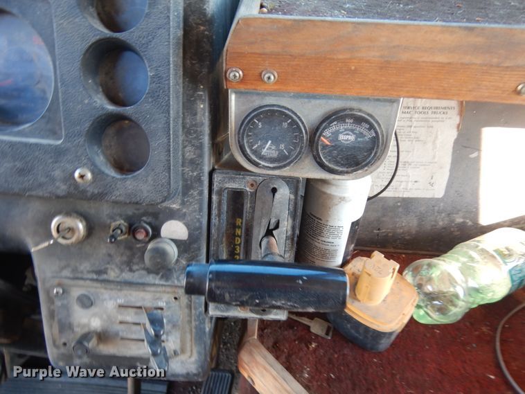 image for item JS9460 1987 International 1652  delivery truck