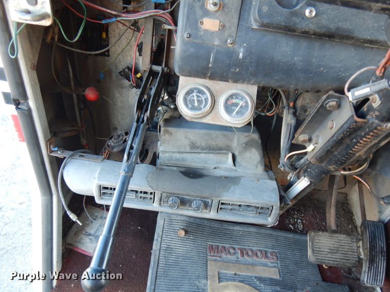 image for item JS9460 1987 International 1652  delivery truck