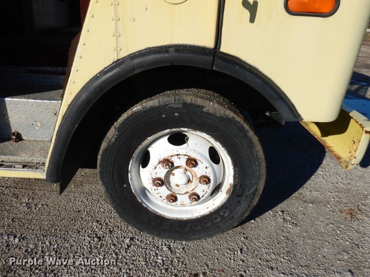 image for item JS9460 1987 International 1652  delivery truck