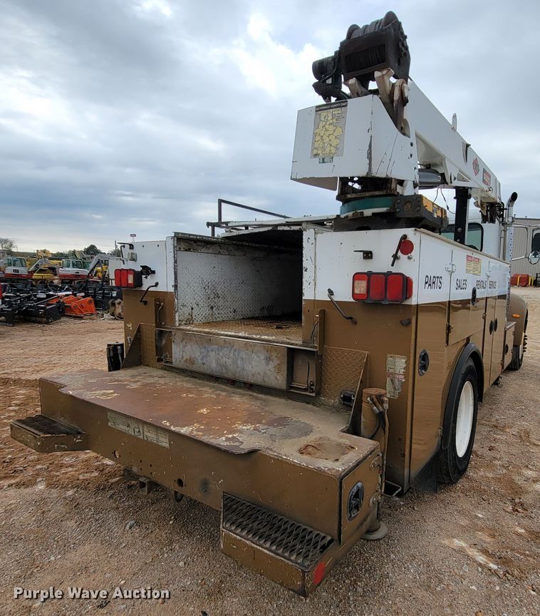 image for item KQ9112 2006 Peterbilt 335  utility / service truck