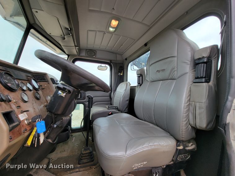 image for item KQ9112 2006 Peterbilt 335  utility / service truck