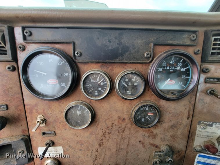 image for item KQ9112 2006 Peterbilt 335  utility / service truck