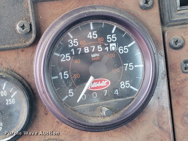 image for item KQ9112 2006 Peterbilt 335  utility / service truck