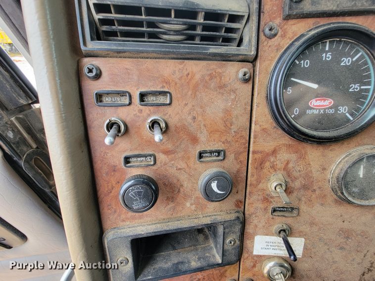 image for item KQ9112 2006 Peterbilt 335  utility / service truck