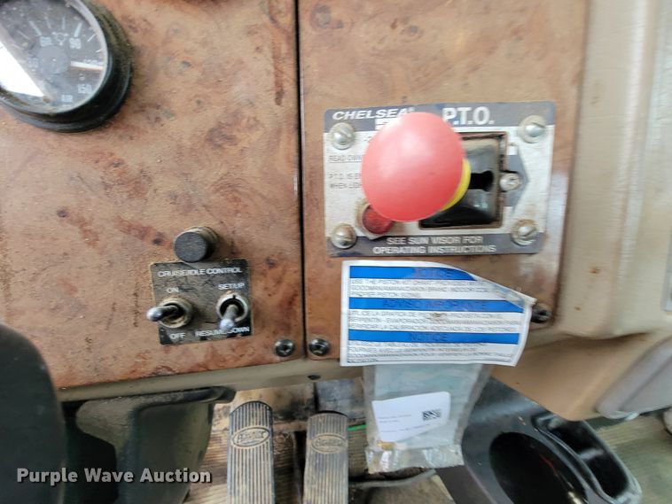 image for item KQ9112 2006 Peterbilt 335  utility / service truck