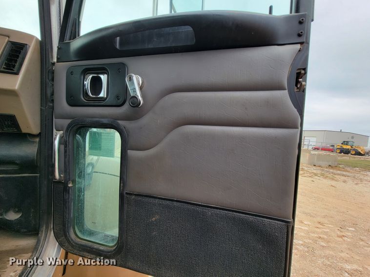 image for item KQ9112 2006 Peterbilt 335  utility / service truck