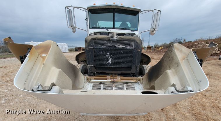 image for item KQ9112 2006 Peterbilt 335  utility / service truck