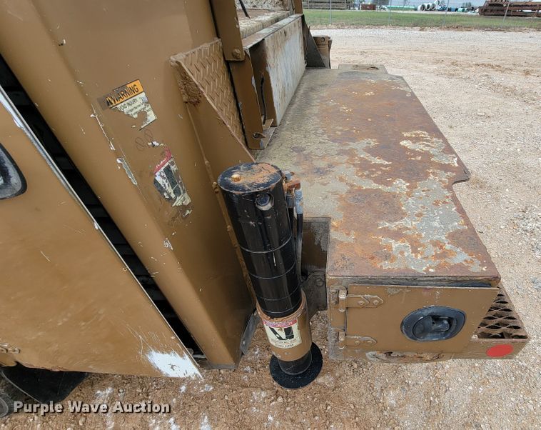 image for item KQ9112 2006 Peterbilt 335  utility / service truck