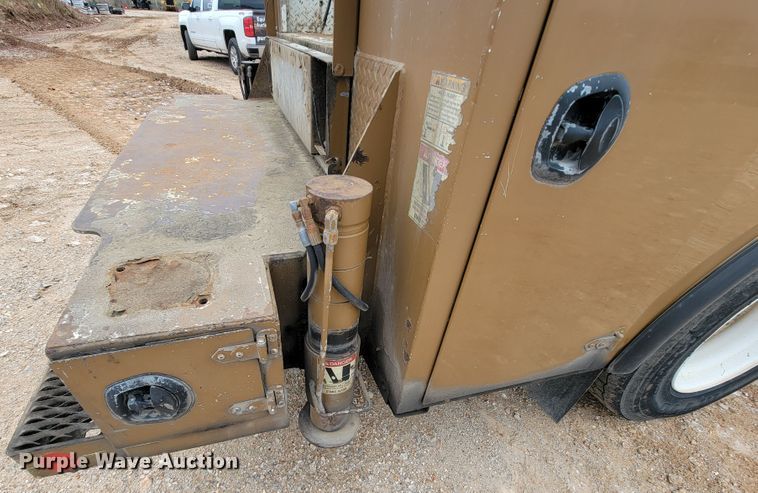 image for item KQ9112 2006 Peterbilt 335  utility / service truck