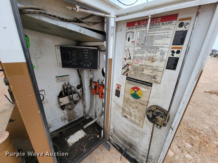 image for item KQ9112 2006 Peterbilt 335  utility / service truck