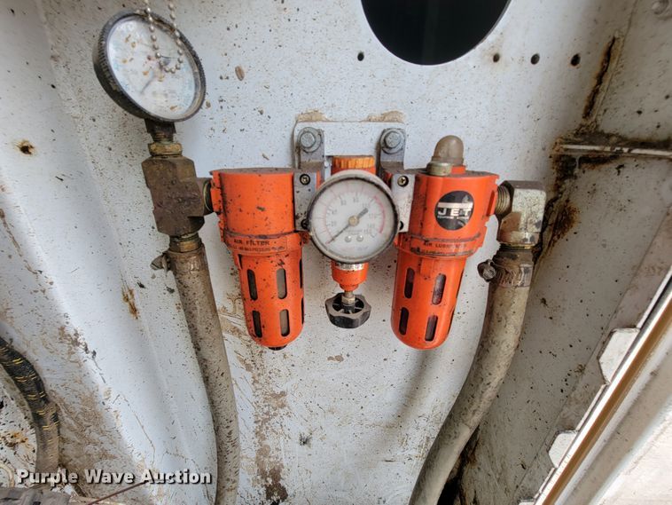 image for item KQ9112 2006 Peterbilt 335  utility / service truck