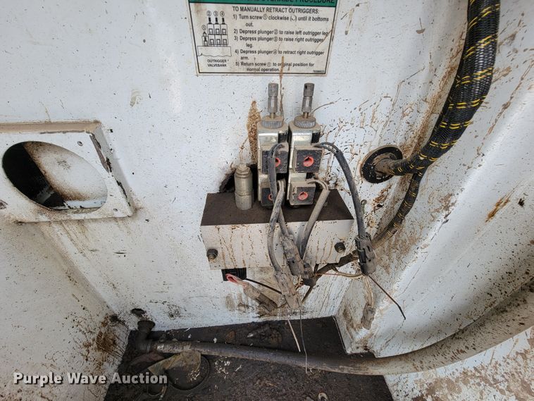 image for item KQ9112 2006 Peterbilt 335  utility / service truck