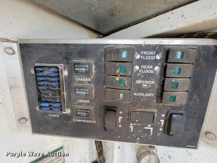 image for item KQ9112 2006 Peterbilt 335  utility / service truck