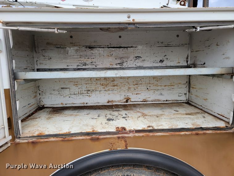 image for item KQ9112 2006 Peterbilt 335  utility / service truck