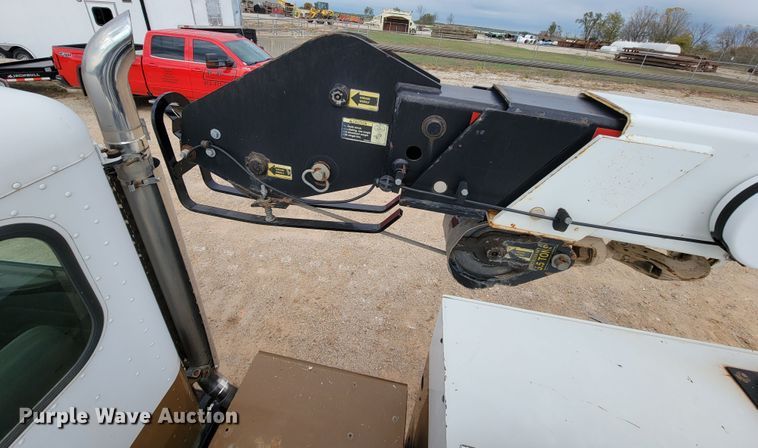 image for item KQ9112 2006 Peterbilt 335  utility / service truck