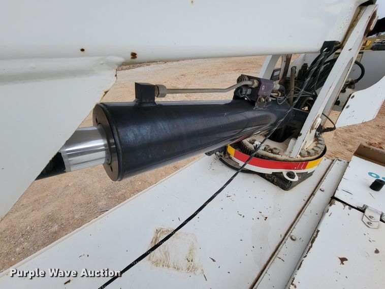 image for item KQ9112 2006 Peterbilt 335  utility / service truck