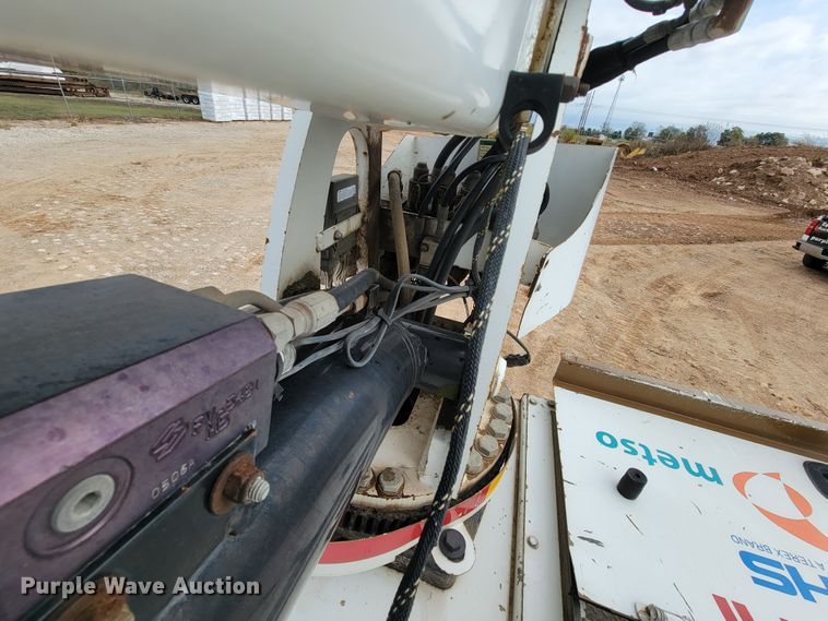 image for item KQ9112 2006 Peterbilt 335  utility / service truck