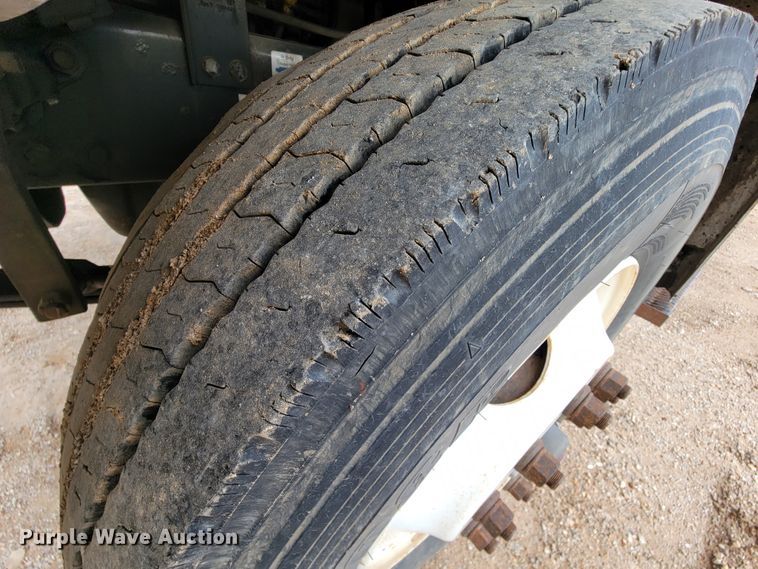 image for item KQ9112 2006 Peterbilt 335  utility / service truck