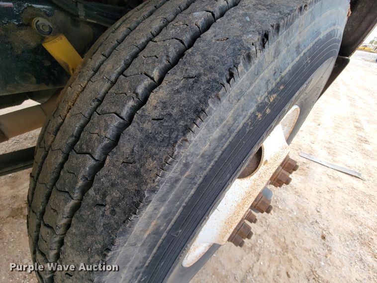 image for item KQ9112 2006 Peterbilt 335  utility / service truck