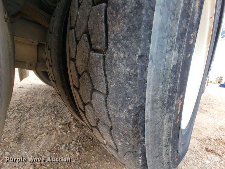 image for item KQ9112 2006 Peterbilt 335  utility / service truck