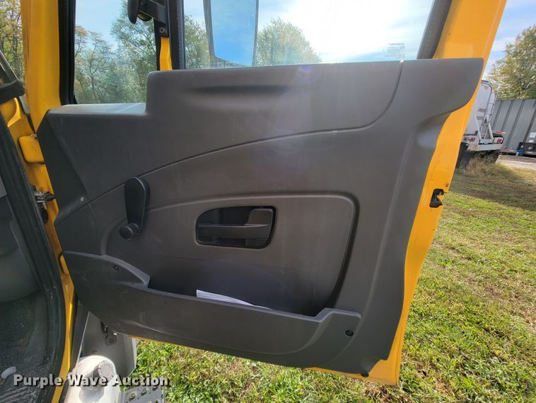 image for item KQ9133 2012 International TerraStar  box truck