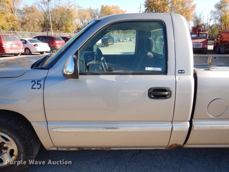 image for item KY9654 2001 GMC Sierra 1500  pickup truck