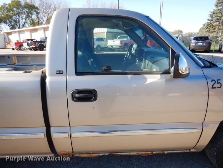 image for item KY9654 2001 GMC Sierra 1500  pickup truck