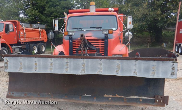 image for item DA5484 1999 International 4900  dump truck