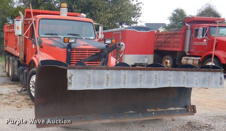 image for item DA5484 1999 International 4900  dump truck