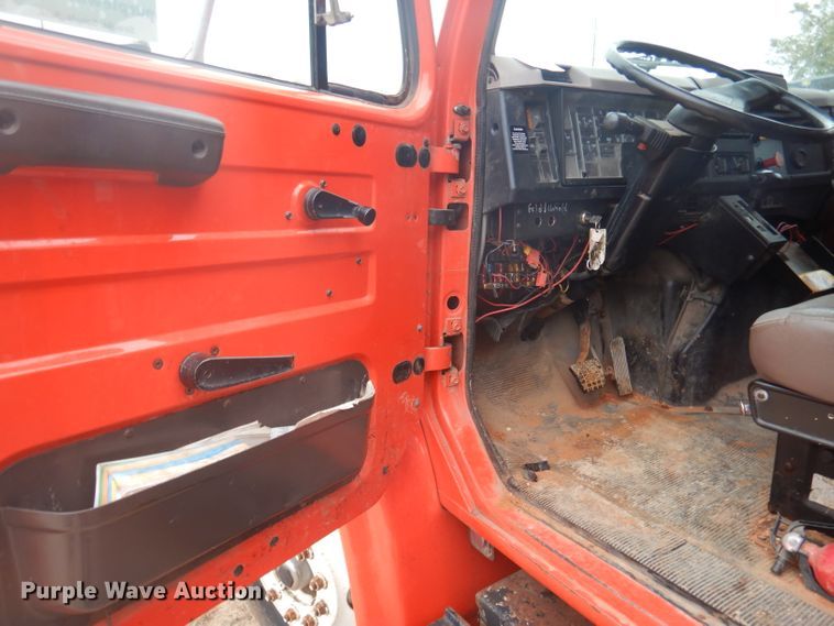 image for item DA5484 1999 International 4900  dump truck