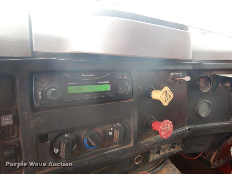 image for item DA5484 1999 International 4900  dump truck