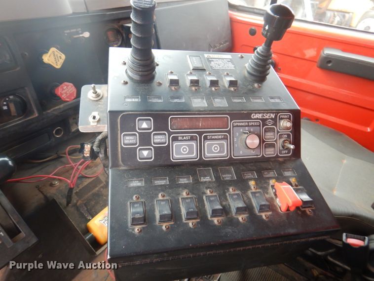 image for item DA5484 1999 International 4900  dump truck