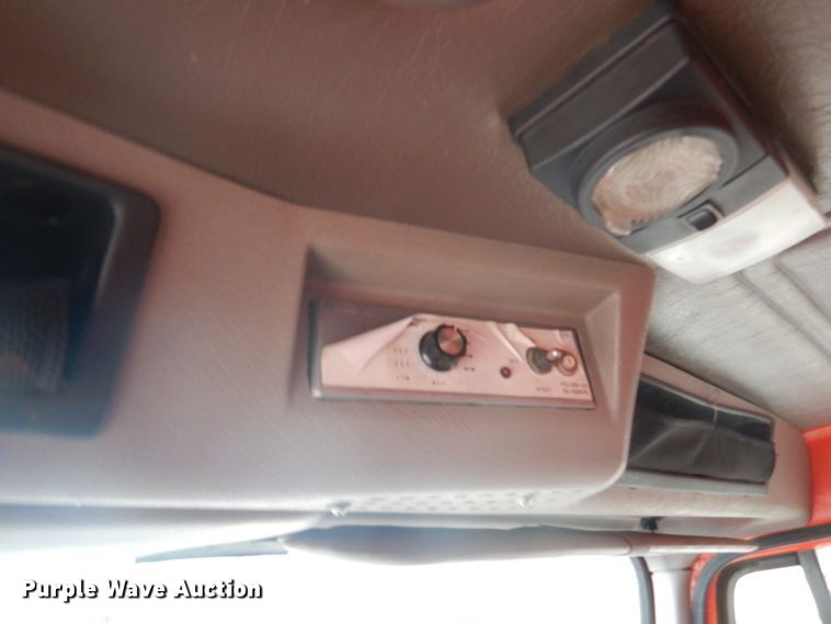 image for item DA5484 1999 International 4900  dump truck