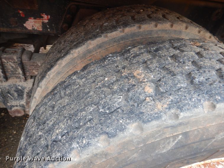 image for item DA5484 1999 International 4900  dump truck