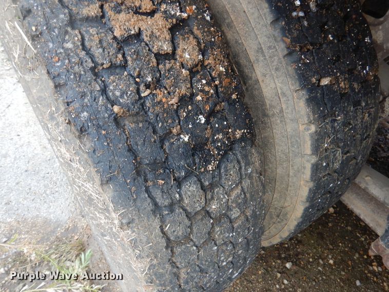 image for item DA5484 1999 International 4900  dump truck