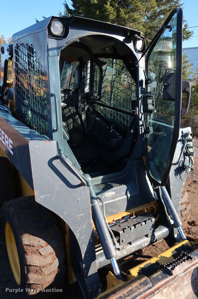 image for item DJ2419 2015 John Deere 318E  skid steer loader