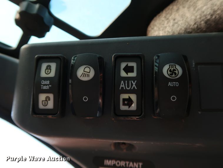 image for item DJ2419 2015 John Deere 318E  skid steer loader