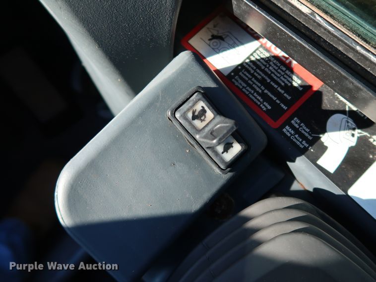 image for item DJ2419 2015 John Deere 318E  skid steer loader