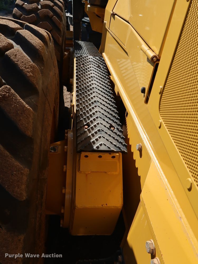 image for item DJ2420 2016 John Deere 672G  motor grader