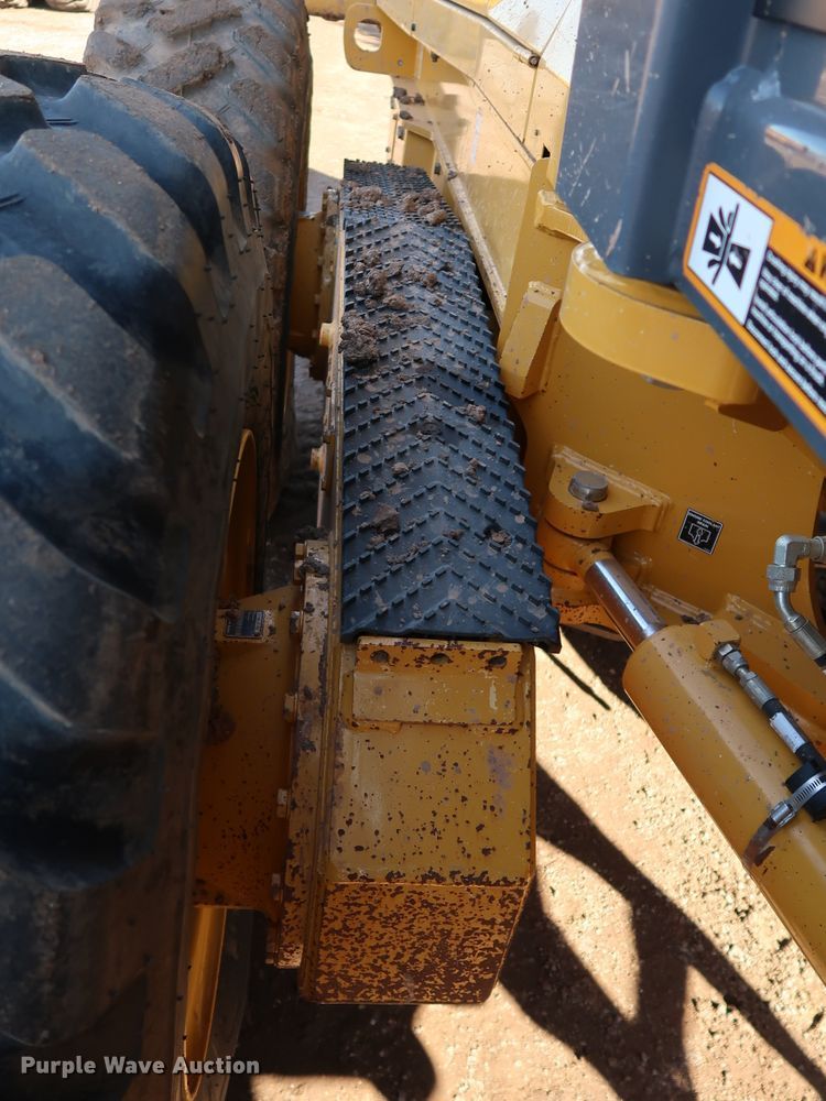 image for item DJ2421 2016 John Deere 672G  motor grader