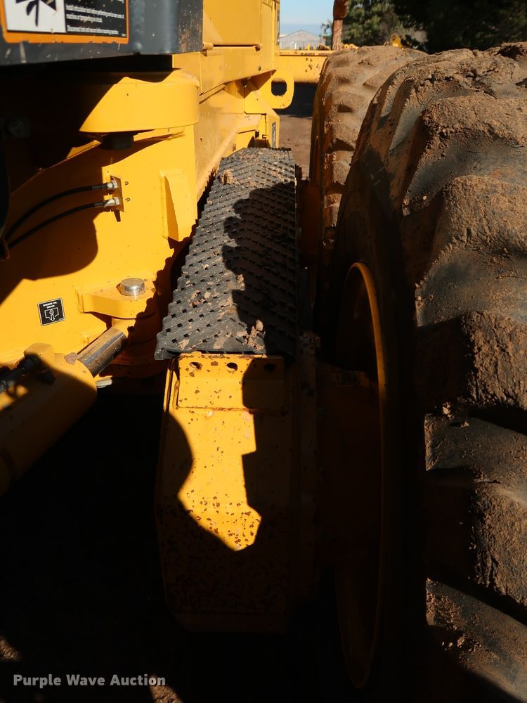 image for item DJ2421 2016 John Deere 672G  motor grader